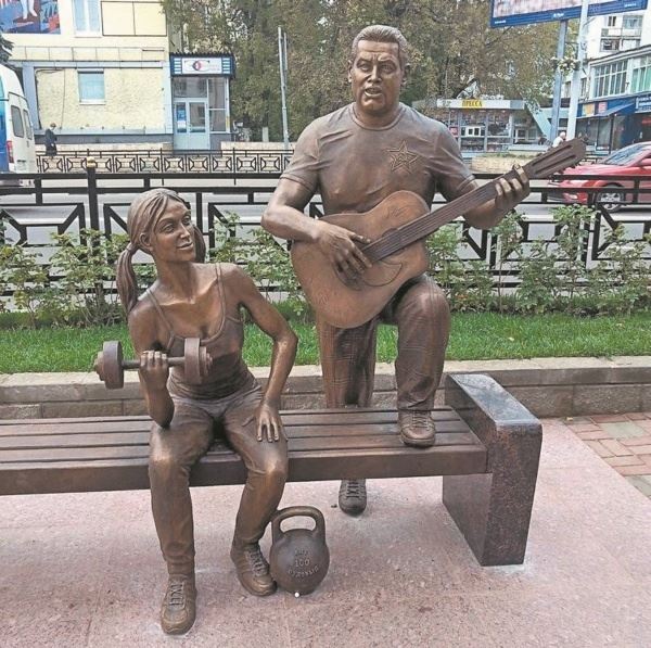 Шесть прижизненных памятников, установленных российским звездам
