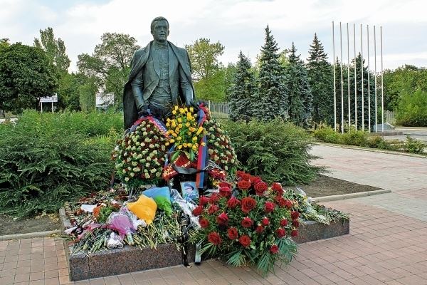 Шесть прижизненных памятников, установленных российским звездам