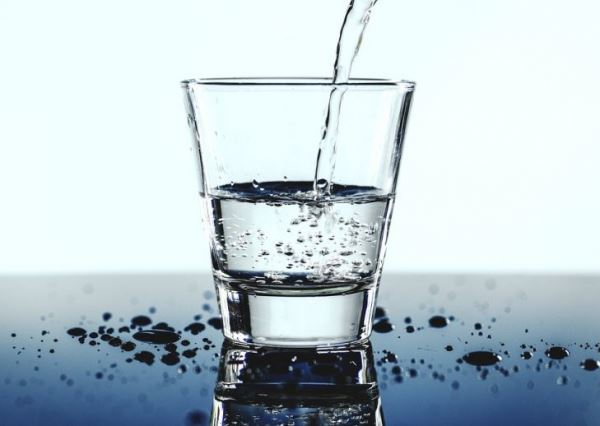 Медики озвучили пять причин пить много воды